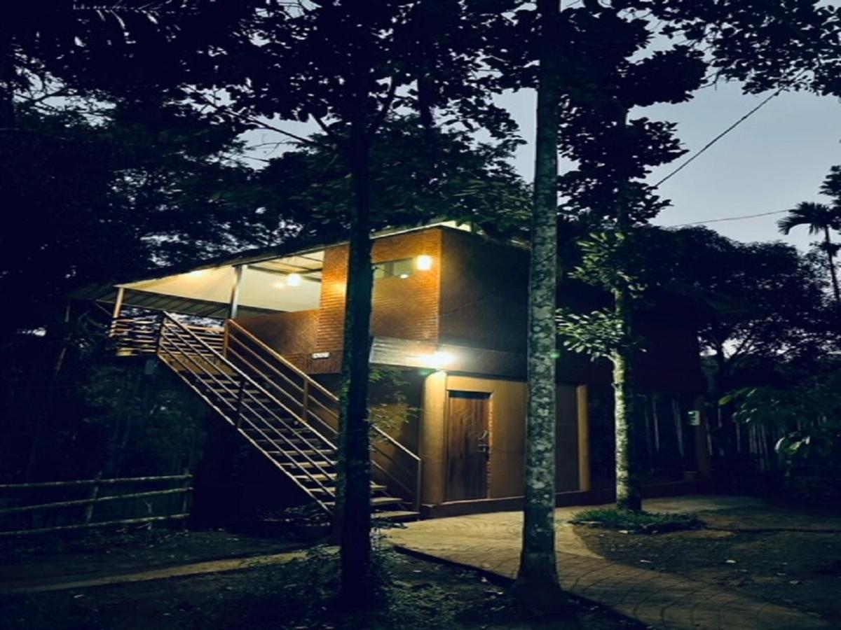 Kuruva Shoreline Wayanad Chegat Exterior photo